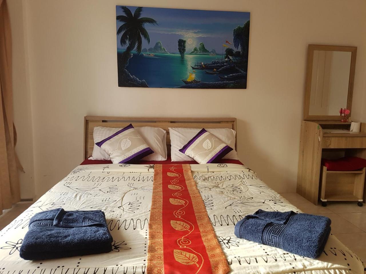 Sunshine Guesthouse Patong Bagian luar foto