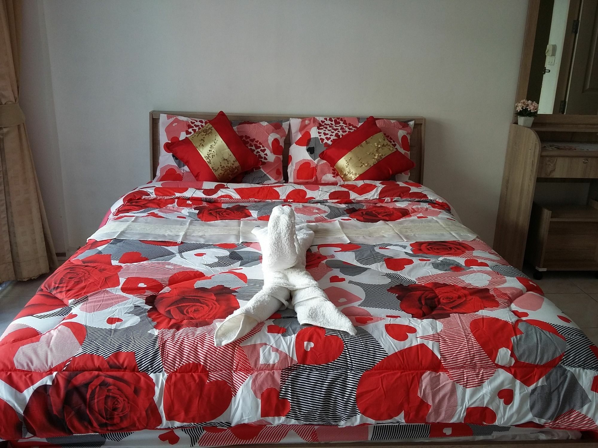 Sunshine Guesthouse Patong Bagian luar foto