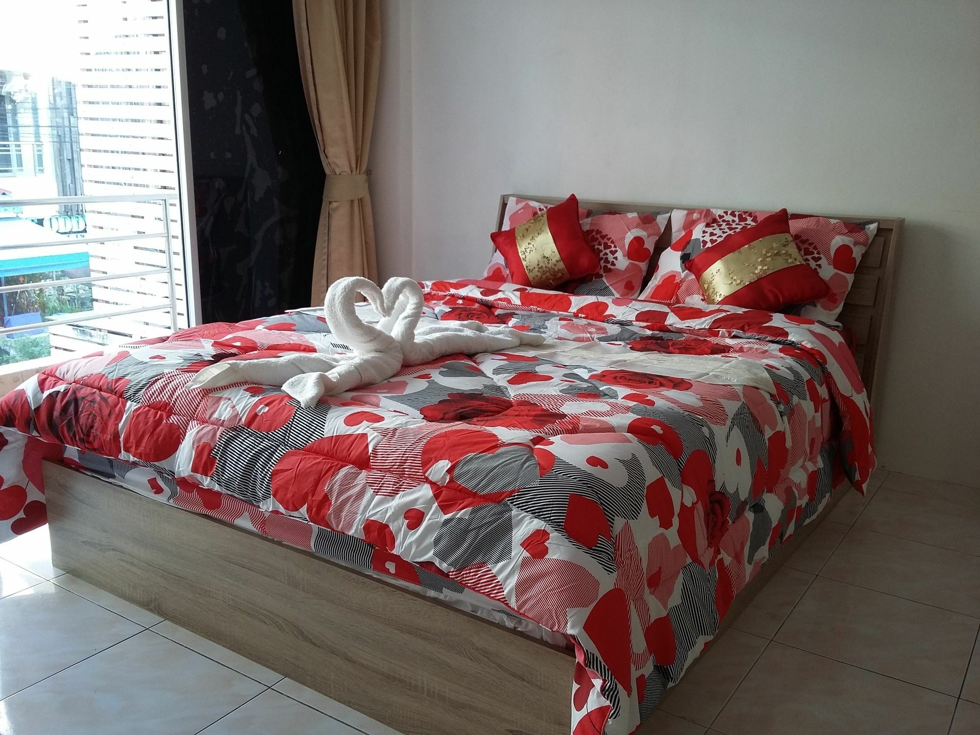 Sunshine Guesthouse Patong Bagian luar foto