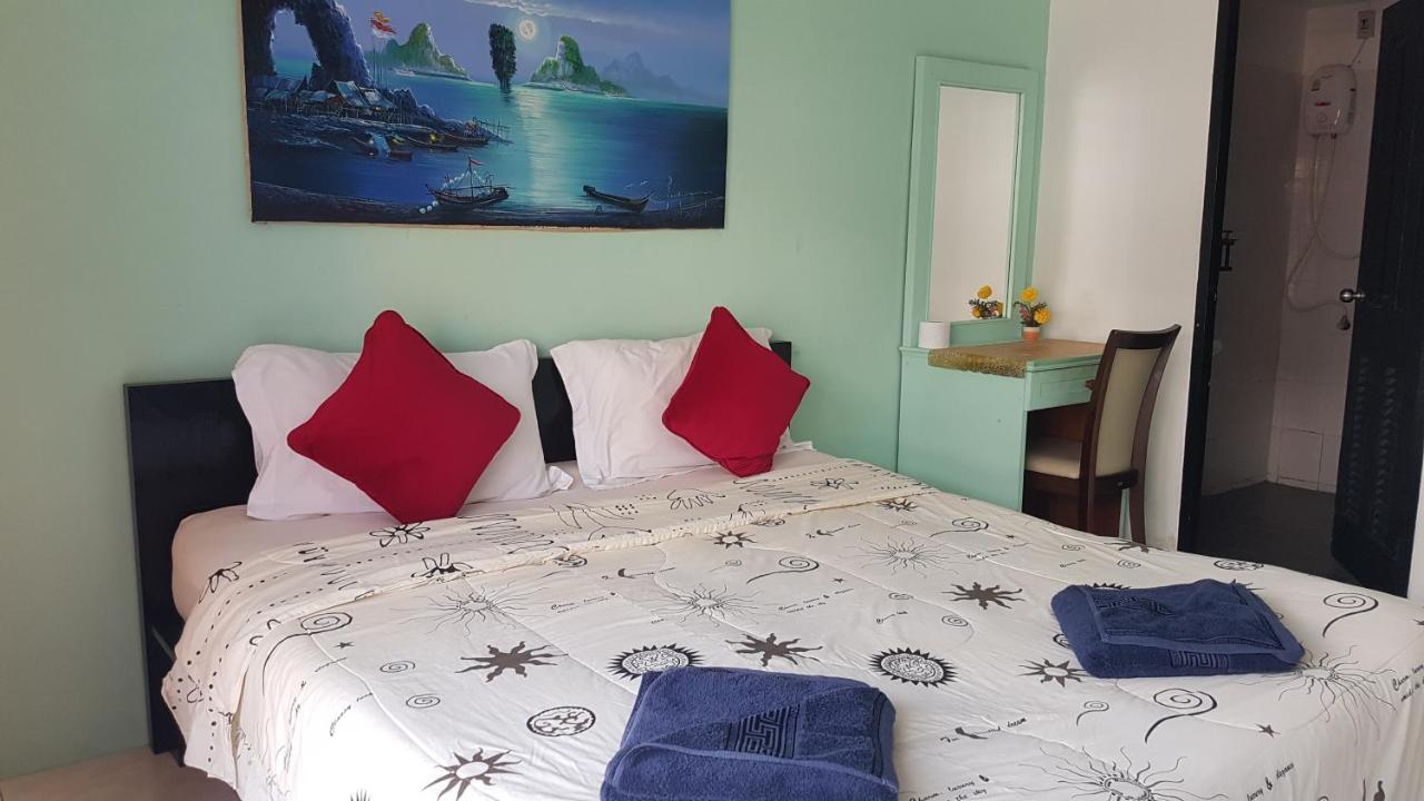Sunshine Guesthouse Patong Bagian luar foto